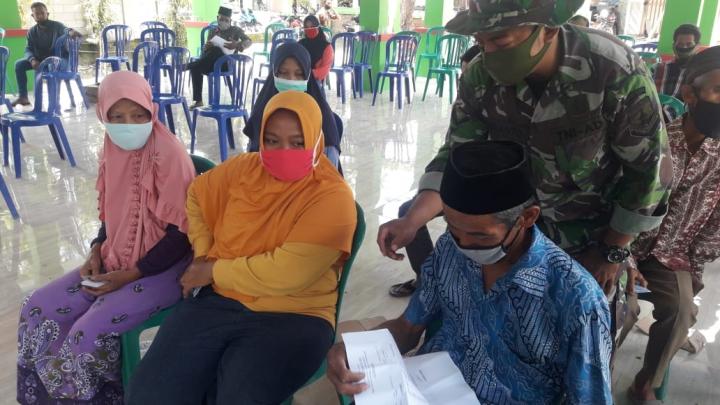 Satuan Tugas TMMD Kodim Bojonegoro Mengarahkan Warga Melengkapi Kelengkapan Administrasi